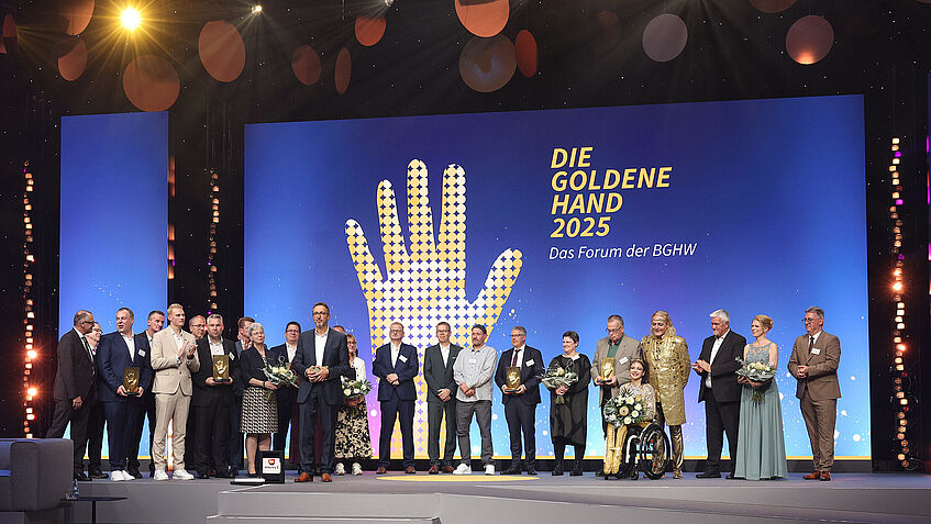 Preisverleihung DIE GOLDENE HAND 2025 in Mannheim. Die Preisträger stehen gemeinsam auf der Bühne. Die Moderatoren im Vordergrund. Preisverleihung DIE GOLDENE HAND 2025 in Mannheim. Die Preisträger stehen gemeinsam auf der Bühne. Die Moderatoren im Vordergrund.