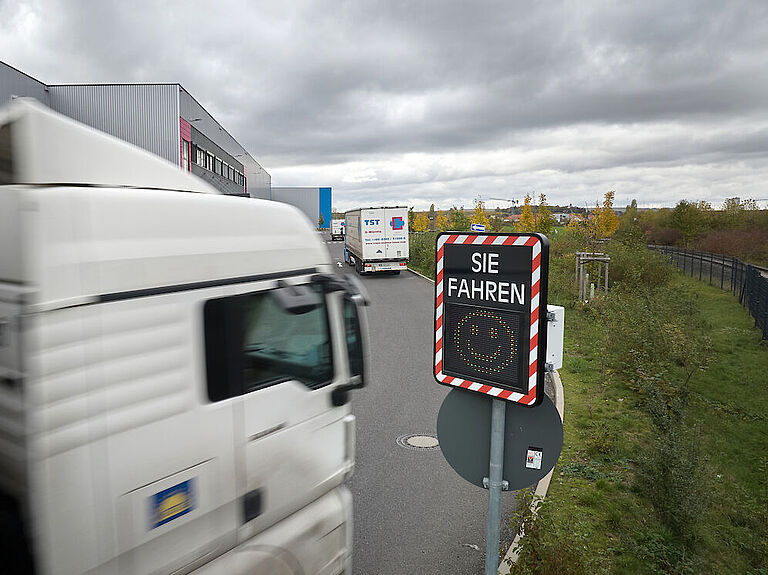 Einem LKW wird die gefahrene Geschwindigkeit mit Hilfe eines digitalen Geschwindigkeitsdisplay direkt angezeigt.