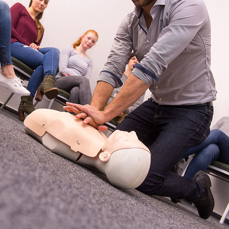 Übung am Dummy: Erste Hilfe Reanimation