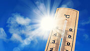 Ein Thermometer zeigt 38 Grad Celsius an, im Hintergrund die gleißende Sonne, Himmel und Wolken