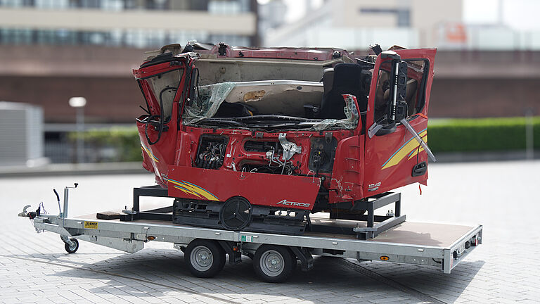 Eine zerstörte LKW Kabine nach einem schweren Auffahrunfall.