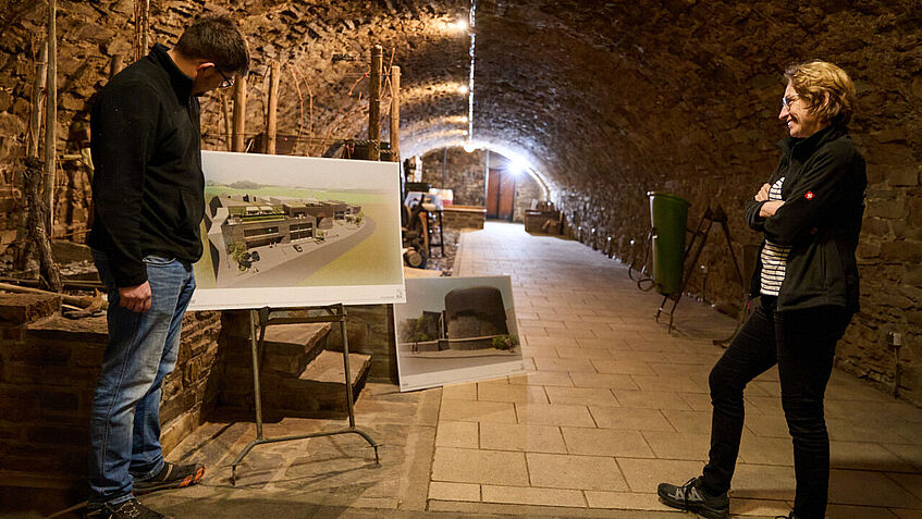 Im alten Kellergewölbe werden Pläne des Neubaus ausgestellt. Jan Hallerbach, links im Bild, und Astrid Rickert, rechts im Foto, erklären Einzelheiten. 