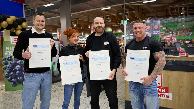 Gruppenbild von vier Ersthelfern, die jeweils mit ihrer BGHW-Urkunde posieren