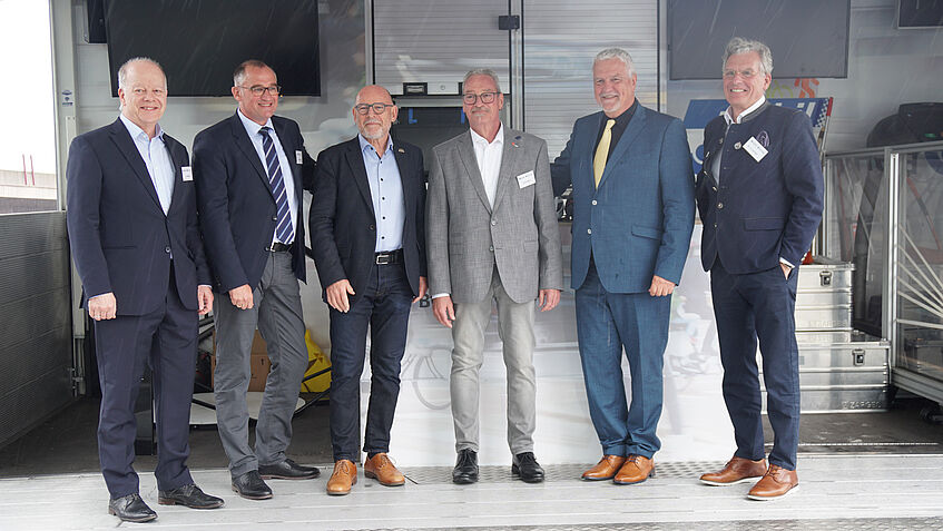 Dr.-Ing. Jens Jühling (BGETEM), Roland Kraemer (Vorstandsvorsitzenden der BGHW), Wilfred Hermann (Verkehrsminister von Baden-Württemberg), Hans-Peter Kern (BGETEM), Manfred Wirsch (DVR-Präsident), Dr. Udo Schöpf (Hauptgeschäftsführer der BGHW) v.l.n.r.