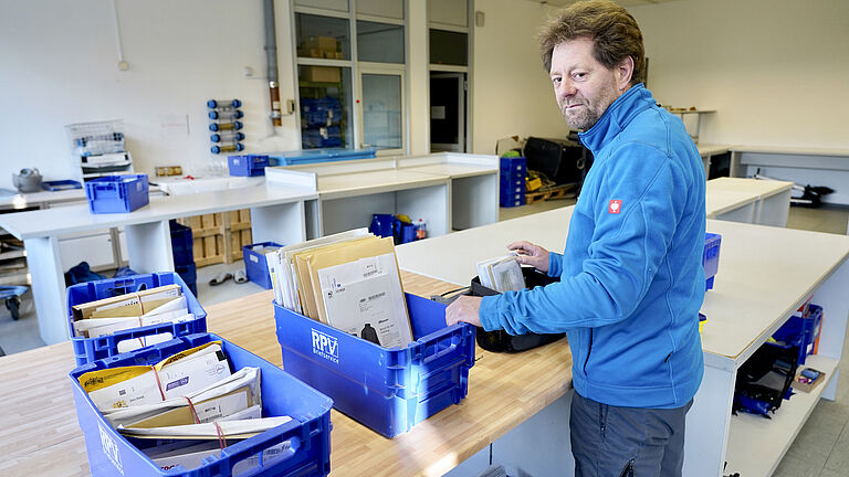 Briefzusteller Frank Jarosch im Pack- und Sortierraum
