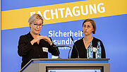 BGHW-Arbeitspsychologin Kathrin Schwarzmann (links) und Anne Gebhardt, Psychologin des IAG, informierten über das Projekt „Gegen Gewalt“