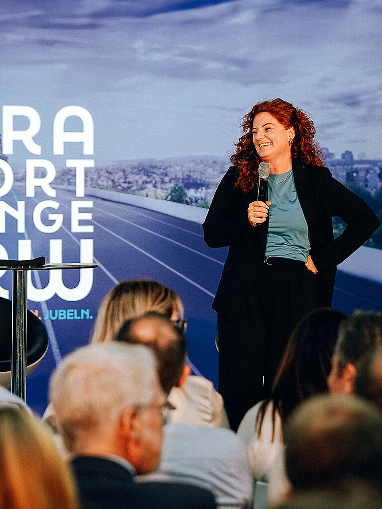 Katja Sessig spricht vor Publikum in der Para-Sport-Lounge, Düsseldorf.