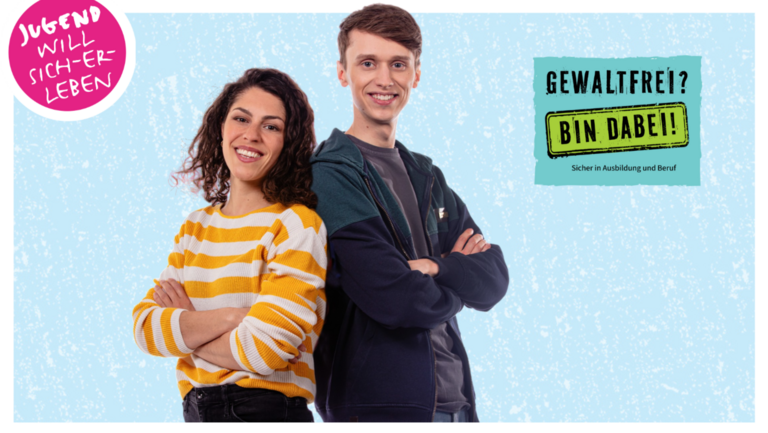 Composing: Eine junge Frau und ein junger Mann stehen mit verschränkten Armen Rücken an Rücken. Dazu werden das pinke, runde Logo und das Motto des Präventionsprogramms 2025/26 von Jugend will sich-er-leben dargestellt. Das Motto lautet: Gewaltfrei? Bin dabei! Sicher in Ausbildung und Beruf