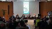 Podiumsdiskussion - Moderator der Veranstaltung: Sascha Hingst (Radio Berlin Brandenburg), Dr. Christoph Lauterwasser (Geschäftsführer Allianz Zentrum für Technik), Winfried Hermann (Verkehrsminister von Baden-Württemberg), Ulrich Chiellino (Leiter Verkehrspolitik, ADAC e.V.), Dieter Schäfer (Verein Hellwach mit 80 km/h) v.l.n.r.