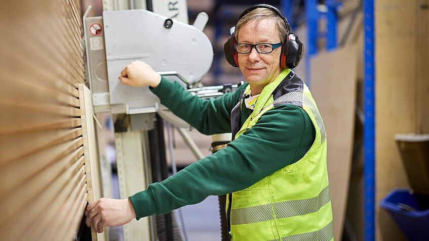 Mann mit Gehörschutz bei der Arbeit