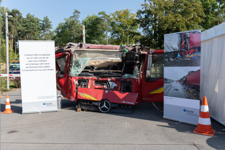 Eine zerstörte LKW Kabine nach einem schweren Auffahrunfall. 